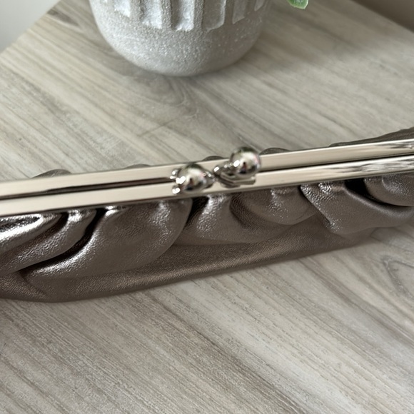 Express Kisslock clutch EUC - Picture 3 of 9